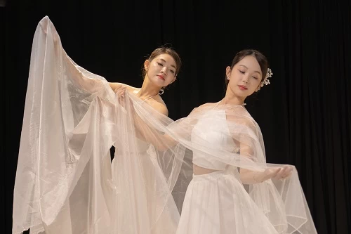 VŨ KHÚC CỦA NHỮNG SỢI TƠ THỜI GIAN